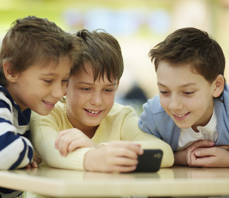 des enfants utilisent un smartphone des enfants utilisent un smartphone
