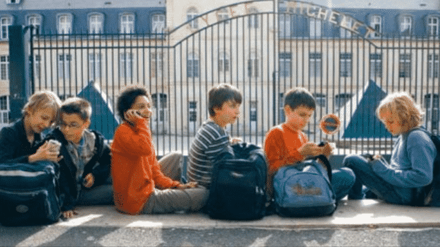 L'utilisation du smartphone sera réservée à l'extérieur des écoles et collèges.