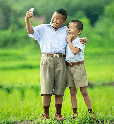 Un selfie sera vite envoyé via smartphone avec Messenger for Kids en discussion instantanée. Le service est proposé par Facebook.