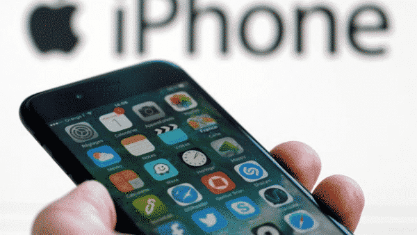 Les Apple Store accueillent toutes les personnes désireuses de changer la batterie d'un vieux modèle d'iPhone.