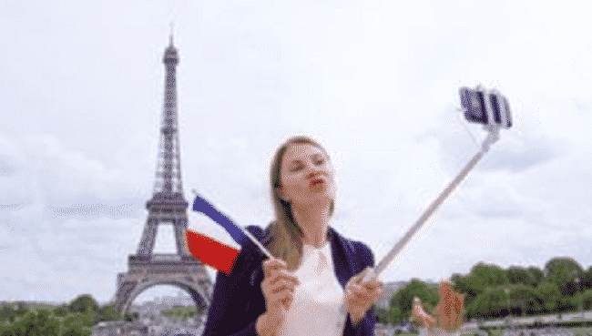 Touriste polonaise photo devant la tour Eiffel