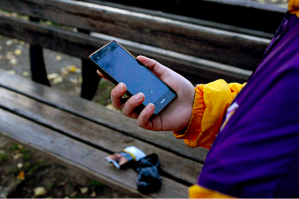 En République Tchèque, une application mobile nommée Čára compte aider les SDF et les personnes ayant développé une addiction aux drogues