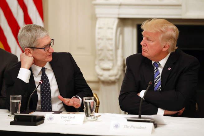 Tim Cook, CEO de Apple et Trump parlent des nouvelles taxes sur les importations chinoises. 