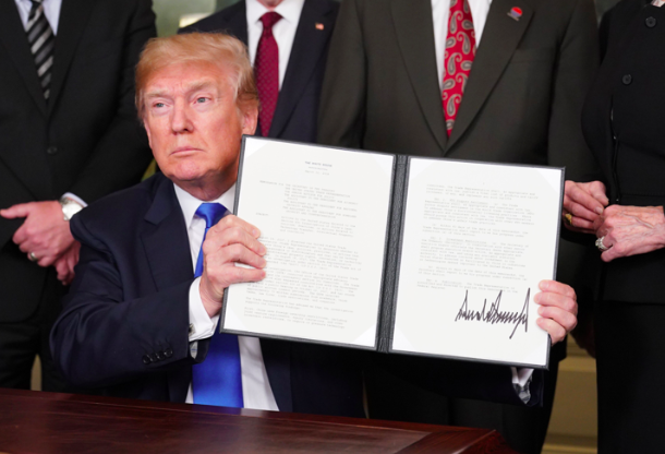 Donald Trump, le président des États-Unis, signe les nouvelles tarifications.
