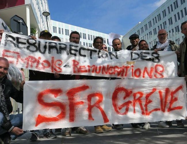 Quand les plans de départs volontaires forcent les ex-employés de SFR à manifester.